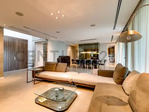 Casa en Venta con 2 cocheras