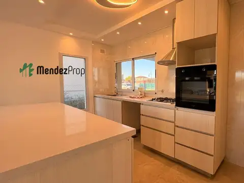 Casa en Venta con 4 cocheras