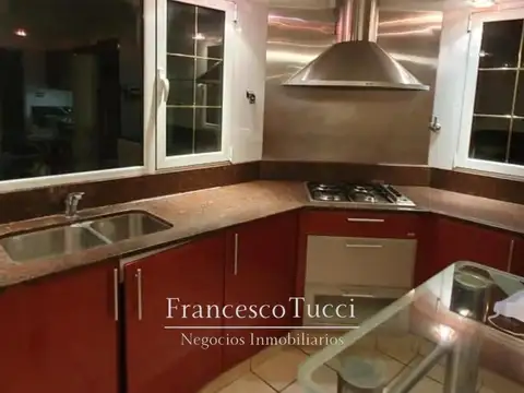 Casa en Alquiler con 2 cocheras