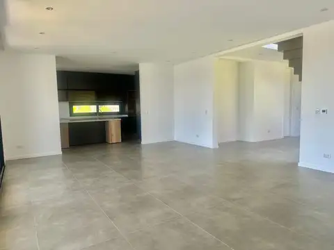 Casa en Venta con 4 cocheras