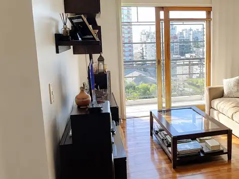 Excelente semipiso con gran terraza propia, quincho y cochera. Bajas expensas!