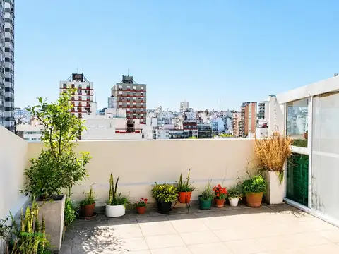 Excelente semipiso con gran terraza propia, quincho y cochera. Bajas expensas!