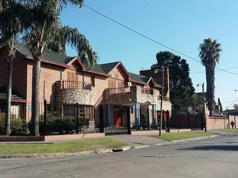 Casa 5 ambientes con 4 baños