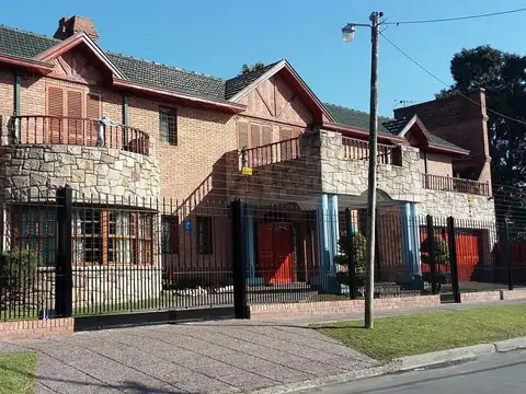 Casa en Venta con 4 cocheras