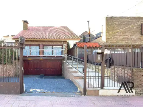 Casa en venta de 4 dormitorios c/ cochera en Punta Gorda