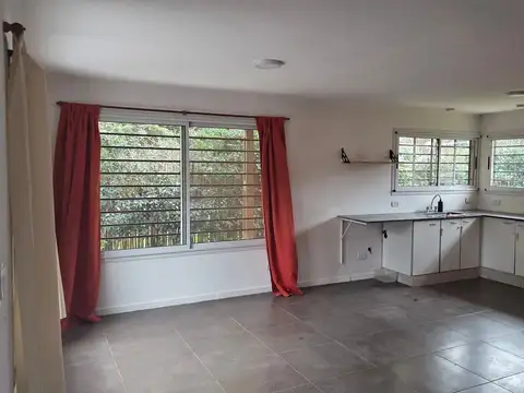 Casa en Alquiler con 2 cocheras