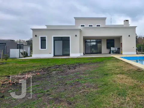 Casa en Venta | Medal Country Club | 4 Dormitorios | Pileta | Vista al Golf | A Estrena