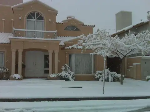 Casa 7 ambientes con 4 baños