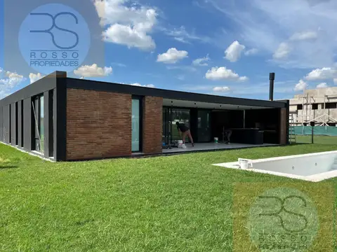 Casa en Venta con 2 cocheras