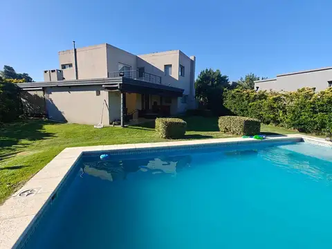 Casa 6 ambientes con 4 baños
