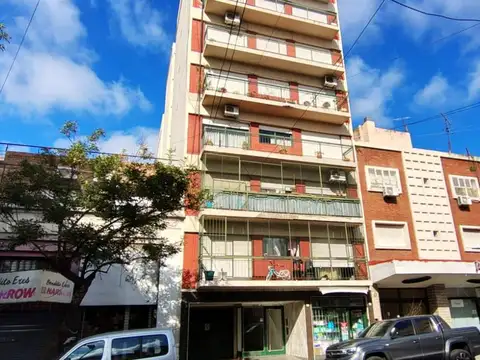 Departamento de 4 amb frente ; Cochera y baulera . 87m2 tot- Artigas al 4800