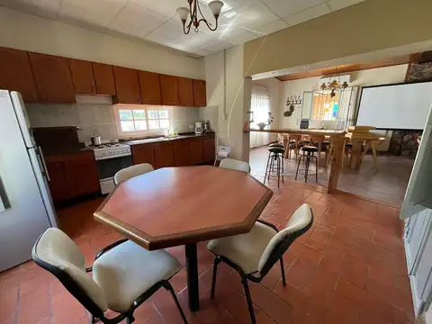 Casa 6 ambientes con 2 baños