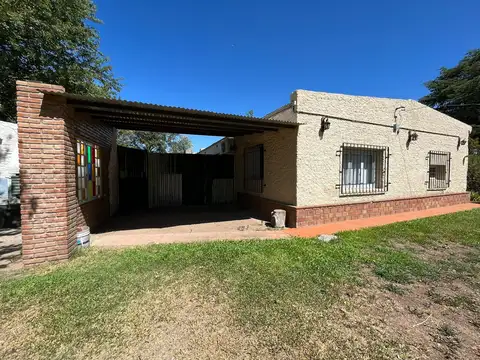Casa Quinta  de 7 ha con casa de 2 dormitorios, piscina, quincho, galpón, boxes para caballos, parque arbolado y 6 ha productivas con alfalfa.