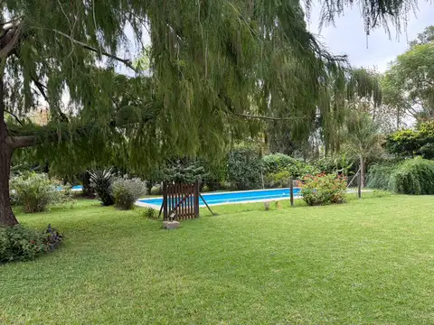 Casa de dos dormitorios Barrio Don Quijote, pileta, quincho, gran parque