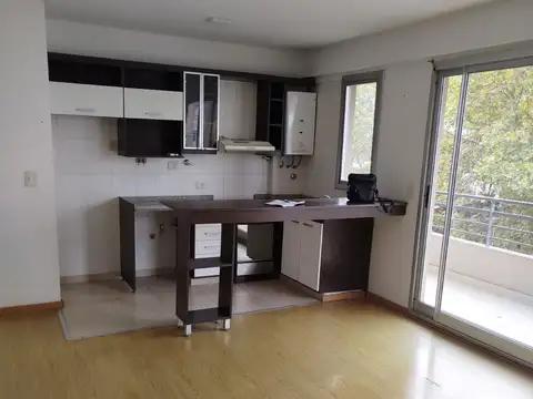 AMPLIO DEPARTAMENTO DOS AMBIENTES CON BALCÓN Y AMENITIES