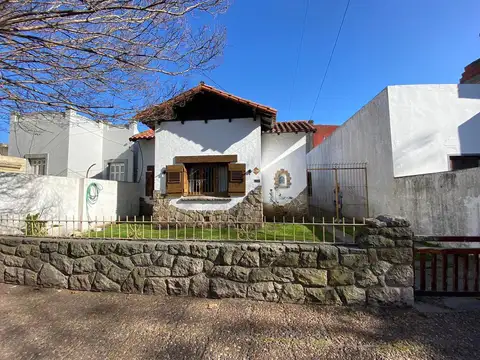 España 1129, entre Balcarce y 11 de Septiembre