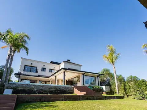 Casa 8 ambientes con 4 baños