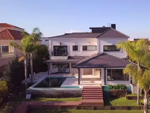 Casa en Alquiler con 3 cocheras