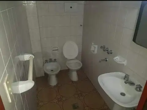 VENTA VIVIENDA MAS LOCAL COMERCIAL EN LOTE PROPIO.
