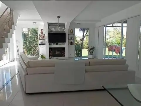 Casa 5 ambientes con 4 baños