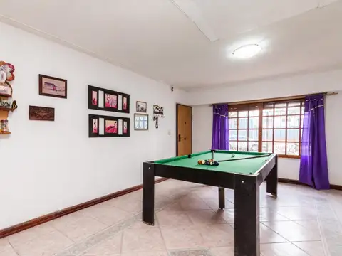 Casa en Venta multifamiliar con cochera en Villa Centenario.