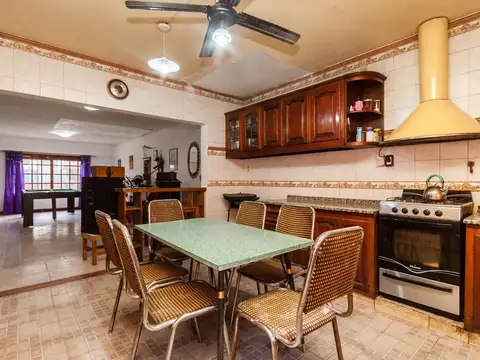 Casa en Venta multifamiliar con cochera en Villa Centenario.