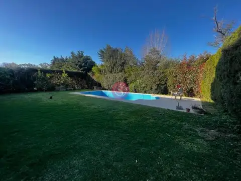Casa en Alquiler con 2 cocheras