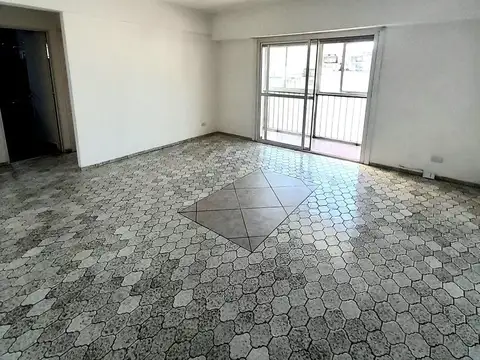 Depto. de 3 ambientes con balcón cubierto.