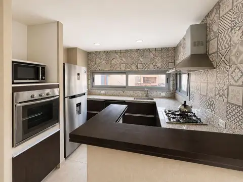 Casa 4 ambientes con 2 baños
