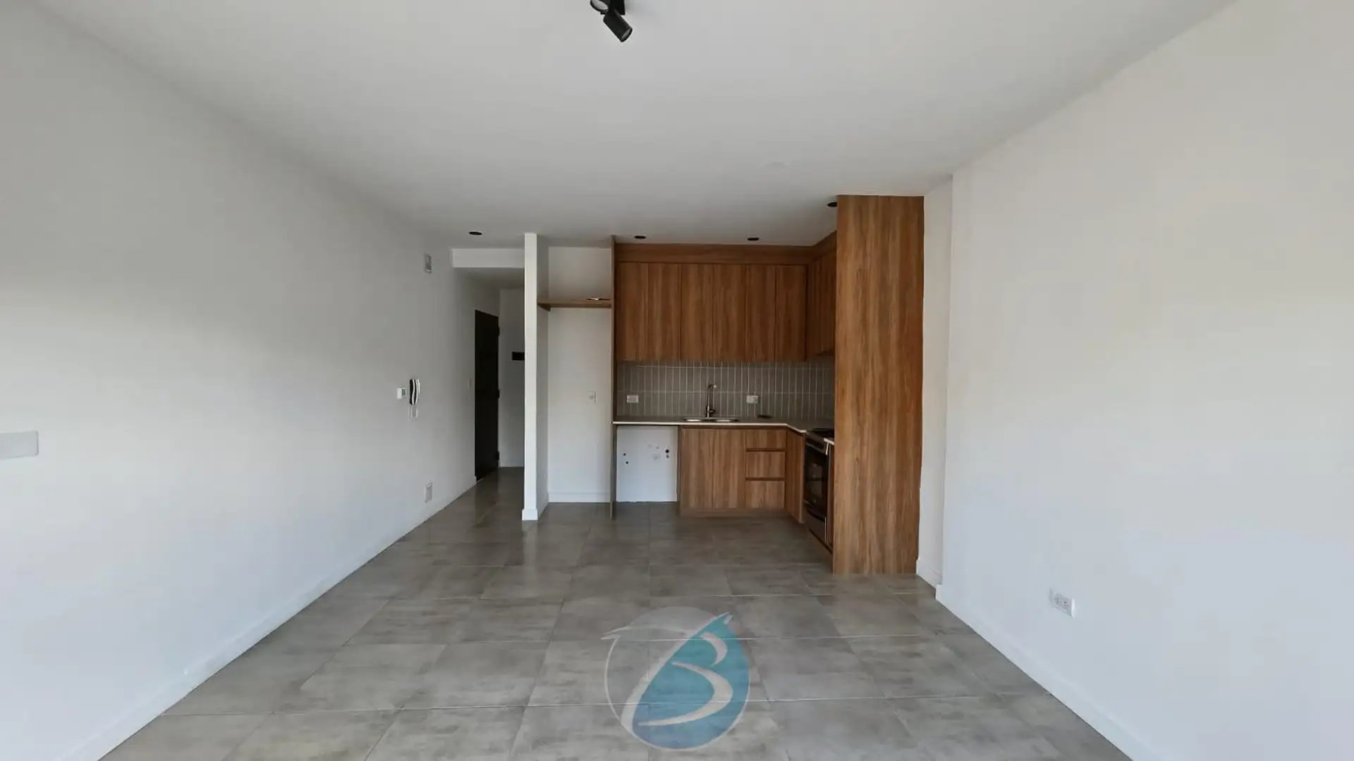 2 ambientes al frente con patio