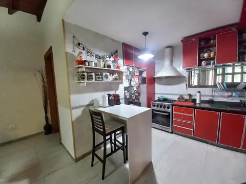 Casa 7 ambientes con 2 baños