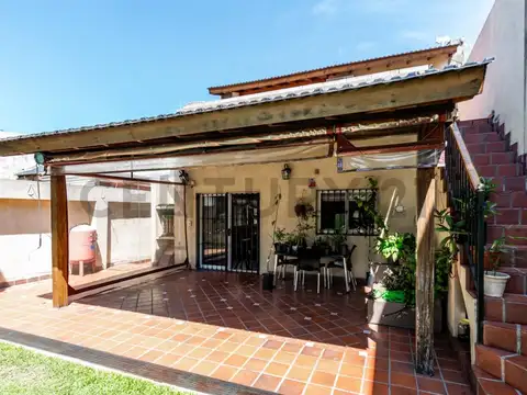 Casa en Venta con 2 cocheras