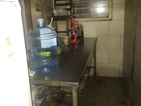 Excelente local comercial vacío en Marcelo T. de Alvear para Alquilar