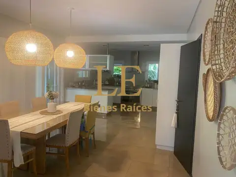 Casa 4 ambientes con 4 baños