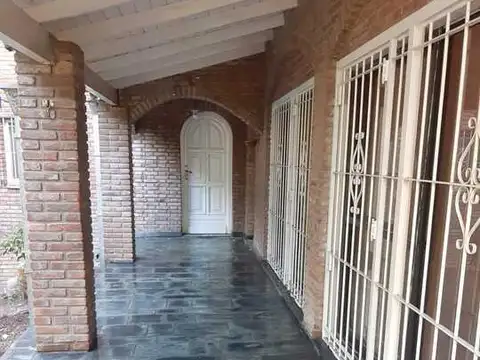 Casa 6 ambientes con 2 baños