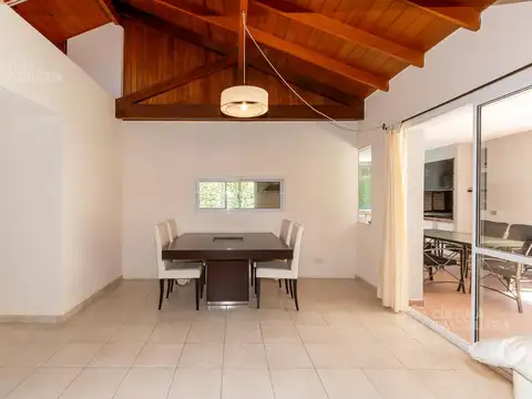 Casa en Alquiler con 5 cocheras
