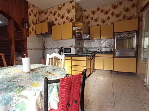 Casa 4 ambientes con 2 baños