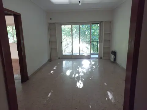 Departamento de 3 ambientes en pleno centro de Flores. 73 M2