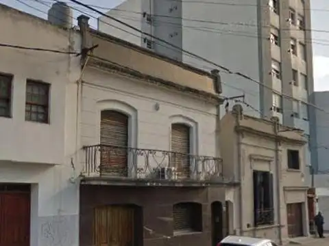 Casa en venta - 3 dormitorios 2 baños - Cochera - 300mts2 - La Plata