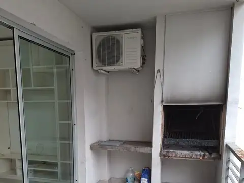 2 ambientes al contrafrente con cochera. Balcón corrido con parrilla. Baño y toilette.