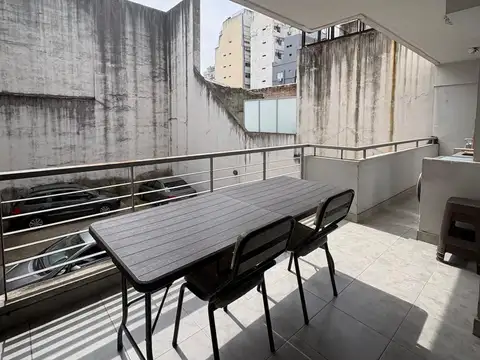 2 ambientes al contrafrente con cochera. Balcón corrido con parrilla. Baño y toilette.