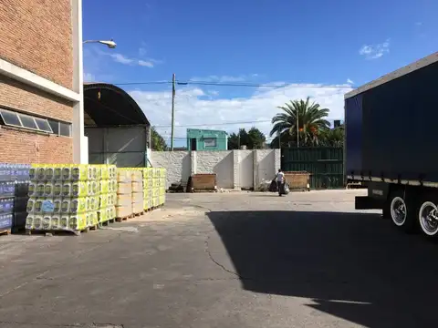 Depósito  en Hurlingham - 1000 m2  con playa , oficina, alquiler de u$s 3.500 más IVA   más Exp...