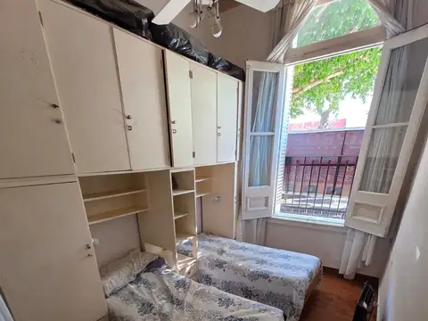 GRAN CASA 4 AMB. - HABITACION EN ALTOS - PATIO CON PARRILLA - ESPACIO AEREO - MUY BUENA UBICACION