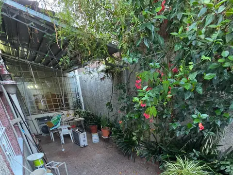 GRAN CASA 4 AMB. - HABITACION EN ALTOS - PATIO CON PARRILLA - ESPACIO AEREO - MUY BUENA UBICACION