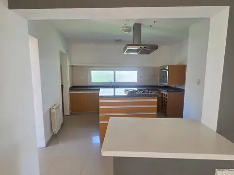 Casa en Alquiler con 4 cocheras