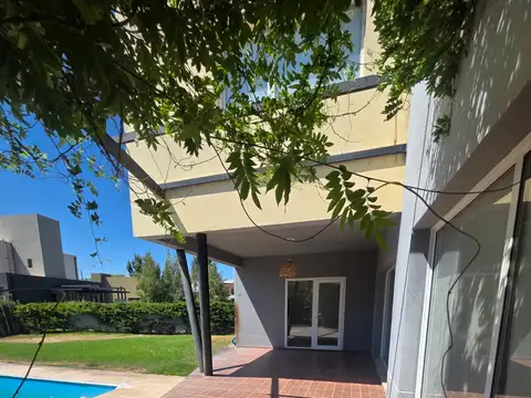 Alquiler Casa tres dorm. con piscina B° La Zagala