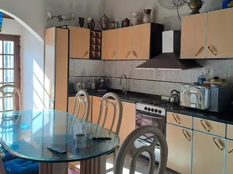 Casa en Venta con 3 cocheras