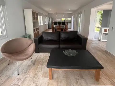 Casa 5 ambientes con 3 baños