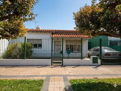 VENTA CASA 3 AMBIENTES EN LANUS CON PARRILA Y COCHERA