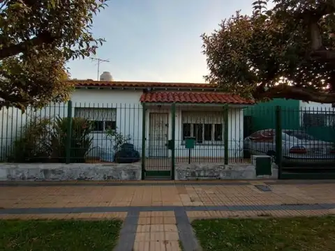 VENTA CASA 3 AMBIENTES EN LANUS CON PARRILA Y COCHERA